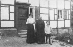 ca. 1925 Hans Stommel mit Mutter + Gromutter