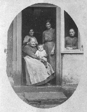 ca. 1920 (am Fenster Ida Bergfeld)